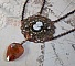 Collier Watson cr&eacute;e avec des estampes, un pendentif en cristal de Swarovski look r&eacute;tro, des accessoires en laiton et un cabochon en r&eacute;sine