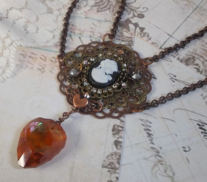 Collier Watson cr&eacute;e avec des estampes, un pendentif en cristal de Swarovski look r&eacute;tro, des accessoires en laiton et un cabochon en r&eacute;sine