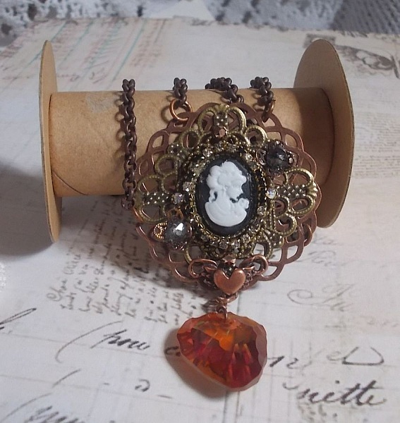 Collier Watson cr&eacute;e avec des estampes, un pendentif en cristal de Swarovski look r&eacute;tro, des accessoires en laiton et un cabochon en r&eacute;sine