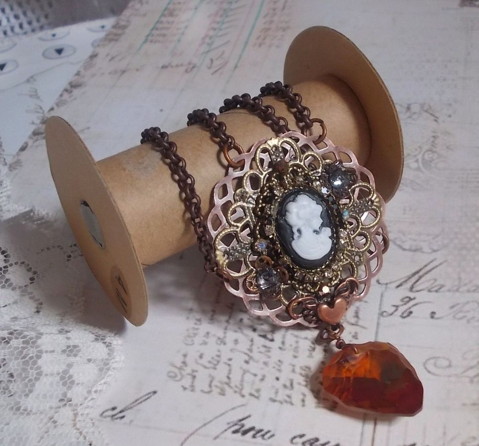 Collier Watson cr&eacute;e avec des estampes, un pendentif en cristal de Swarovski look r&eacute;tro, des accessoires en laiton et un cabochon en r&eacute;sine