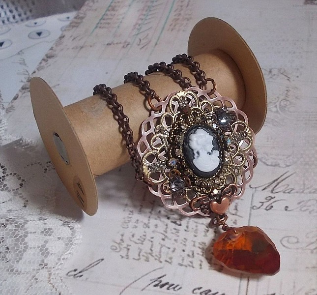 Collier Watson cr&eacute;e avec des estampes, un pendentif en cristal de Swarovski look r&eacute;tro, des accessoires en laiton et un cabochon en r&eacute;sine