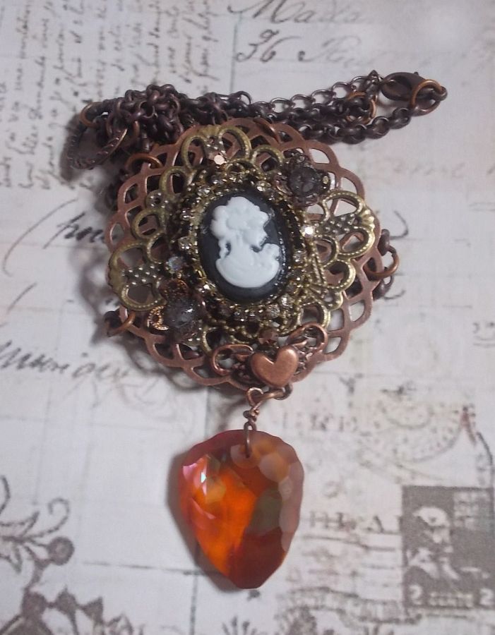 Collier Watson cr&eacute;e avec des estampes, un pendentif en cristal de Swarovski look r&eacute;tro, des accessoires en laiton et un cabochon en r&eacute;sine