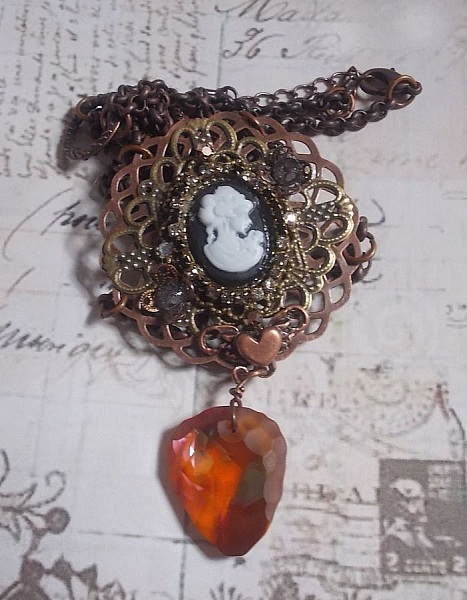 Collier Watson cr&eacute;e avec des estampes, un pendentif en cristal de Swarovski look r&eacute;tro, des accessoires en laiton et un cabochon en r&eacute;sine