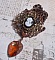 Collier Watson cr&eacute;e avec des estampes, un pendentif en cristal de Swarovski look r&eacute;tro, des accessoires en laiton et un cabochon en r&eacute;sine
