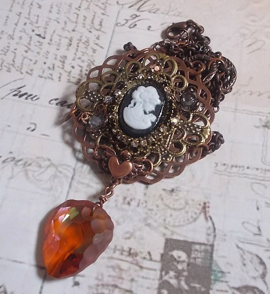 Collier Watson cr&eacute;e avec des estampes, un pendentif en cristal de Swarovski look r&eacute;tro, des accessoires en laiton et un cabochon en r&eacute;sine