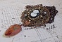 Collier Watson cr&eacute;e avec des estampes, un pendentif en cristal de Swarovski look r&eacute;tro, des accessoires en laiton et un cabochon en r&eacute;sine