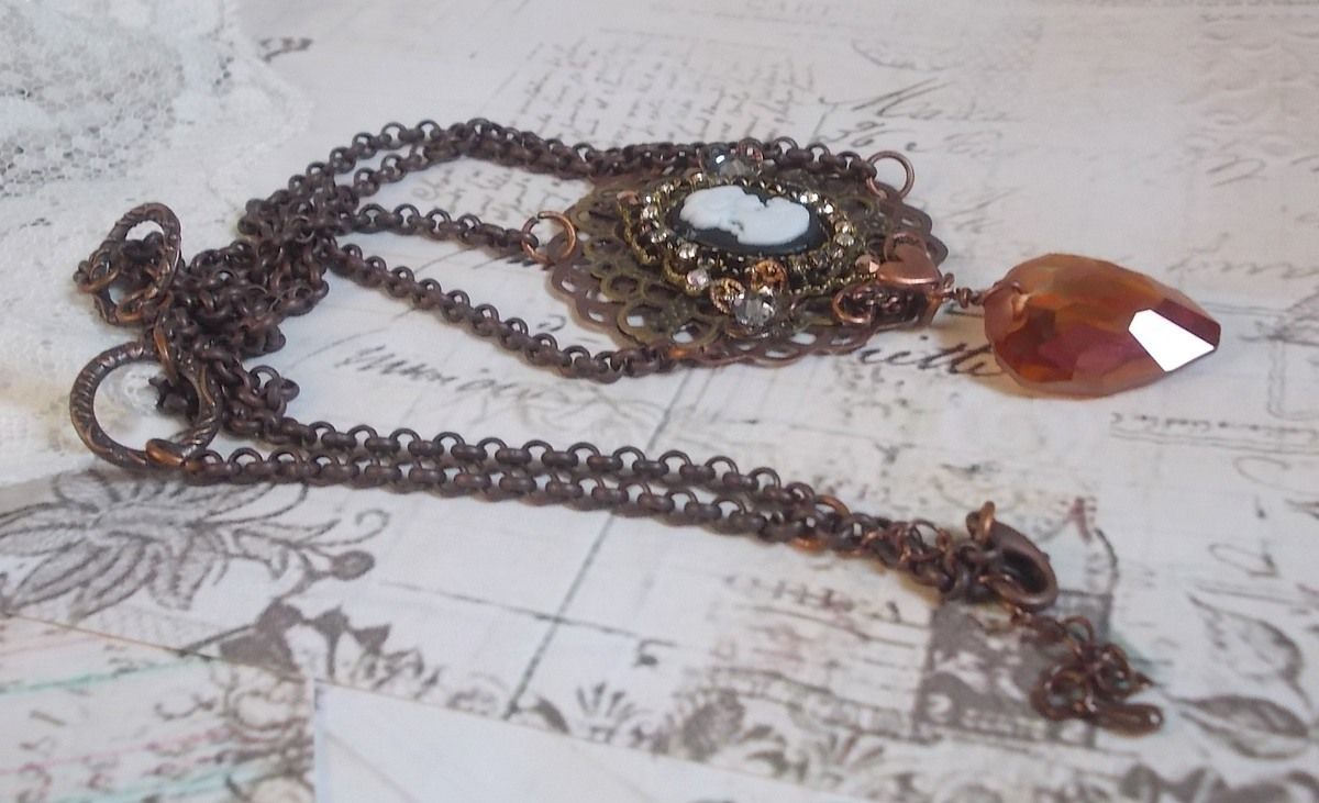 Collier Watson cr&eacute;e avec des estampes, un pendentif en cristal de Swarovski look r&eacute;tro, des accessoires en laiton et un cabochon en r&eacute;sine