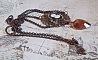 Collier Watson cr&eacute;e avec des estampes, un pendentif en cristal de Swarovski look r&eacute;tro, des accessoires en laiton et un cabochon en r&eacute;sine
