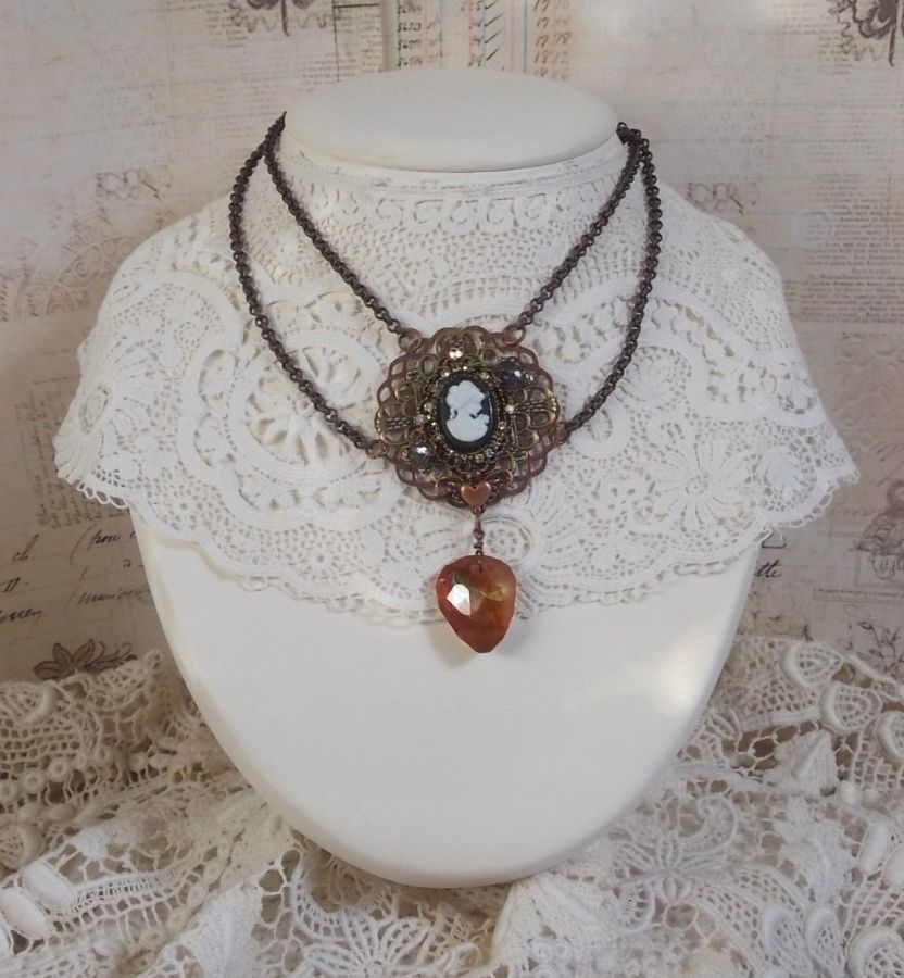 Collier Watson cr&eacute;e avec des estampes, un pendentif en cristal de Swarovski look r&eacute;tro, des accessoires en laiton et un cabochon en r&eacute;sine