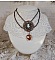 Collier Watson cr&eacute;e avec des estampes, un pendentif en cristal de Swarovski look r&eacute;tro, des accessoires en laiton et un cabochon en r&eacute;sine
