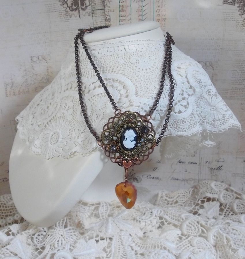 Collier Watson cr&eacute;e avec des estampes, un pendentif en cristal de Swarovski look r&eacute;tro, des accessoires en laiton et un cabochon en r&eacute;sine