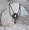 Collier Watson cr&eacute;e avec des estampes, un pendentif en cristal de Swarovski look r&eacute;tro, des accessoires en laiton et un cabochon en r&eacute;sine