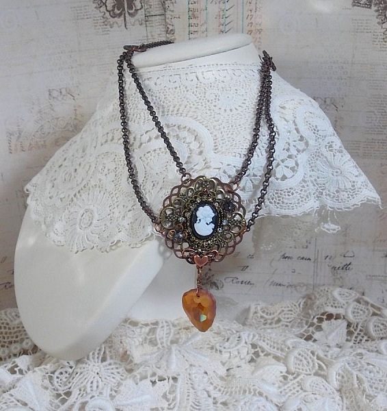Collier Watson cr&eacute;e avec des estampes, un pendentif en cristal de Swarovski look r&eacute;tro, des accessoires en laiton et un cabochon en r&eacute;sine