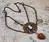 Collier Watson cr&eacute;e avec des estampes, un pendentif en cristal de Swarovski look r&eacute;tro, des accessoires en laiton et un cabochon en r&eacute;sine