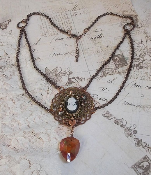 Collier Watson cr&eacute;e avec des estampes, un pendentif en cristal de Swarovski look r&eacute;tro, des accessoires en laiton et un cabochon en r&eacute;sine