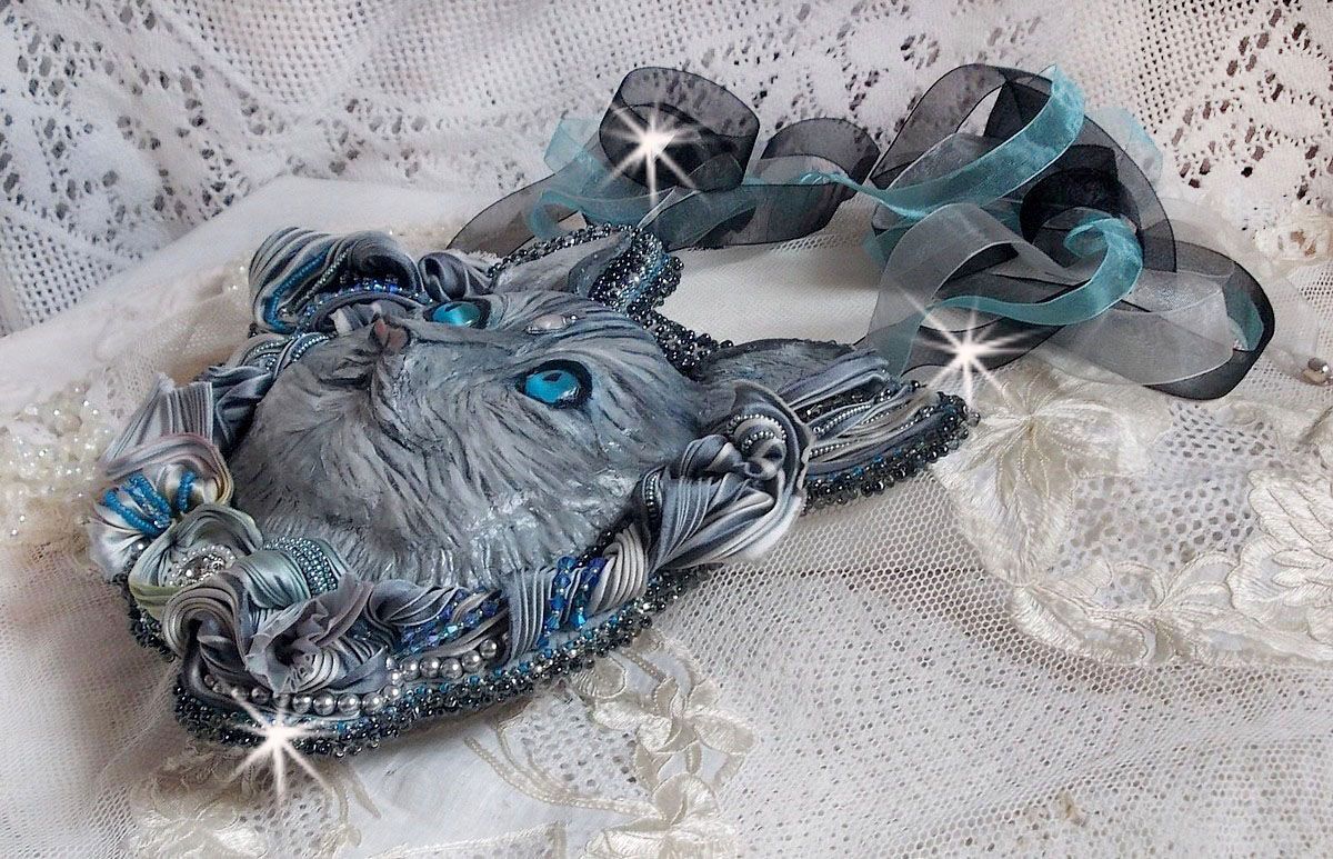 Masque Chatchou tout en Fimo brod&eacute; avec des perles de Swarovski, un ruban de soie et des rocailles