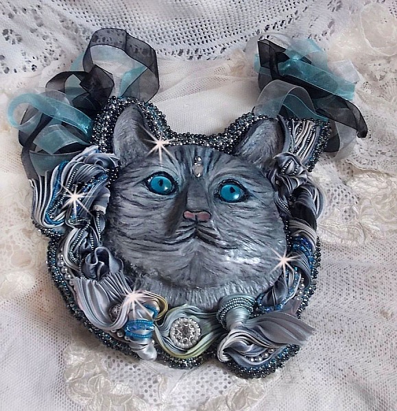 Masque Chatchou tout en Fimo brod&eacute; avec des perles de Swarovski, un ruban de soie et des rocailles