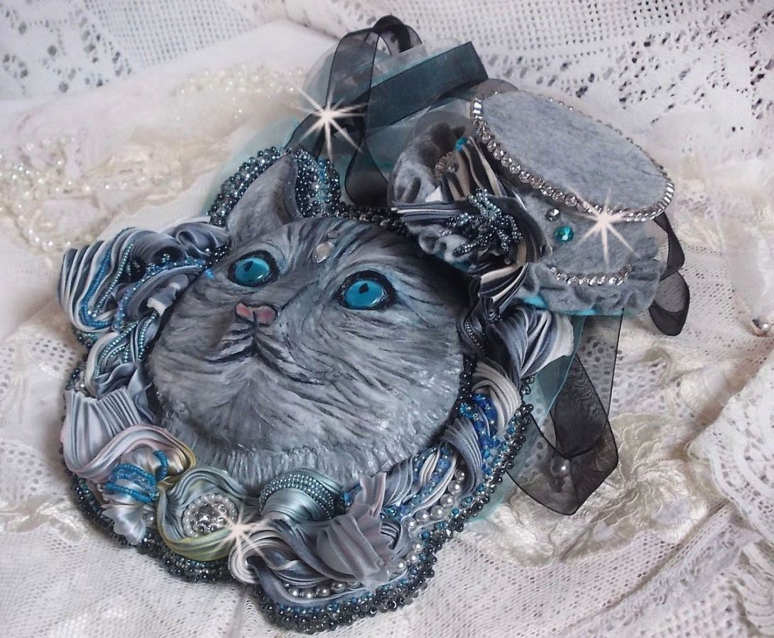Masque Chatchou tout en Fimo brod&eacute; avec des perles de Swarovski, un ruban de soie et des rocailles
