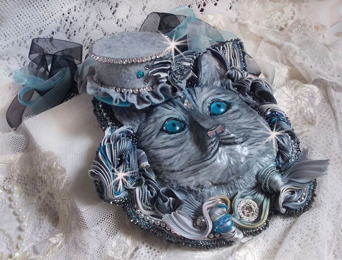 Masque Chatchou tout en Fimo brod&eacute; avec des perles de Swarovski, un ruban de soie et des rocailles