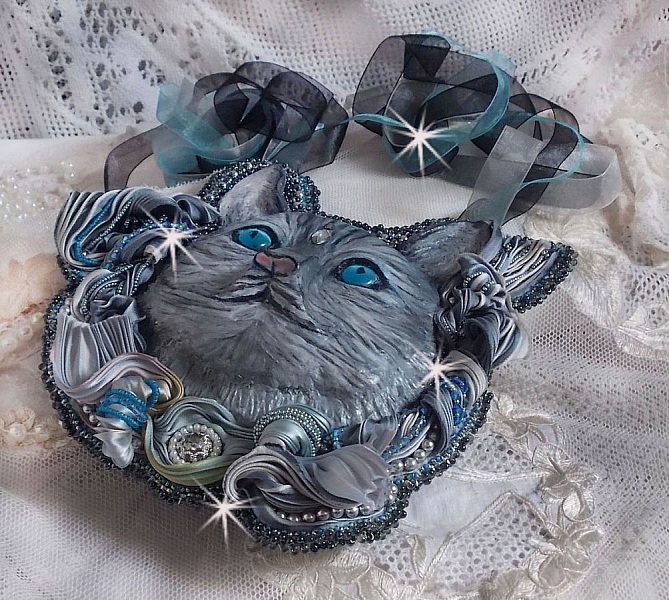 Masque Chatchou tout en Fimo brod&eacute; avec des perles de Swarovski, un ruban de soie et des rocailles