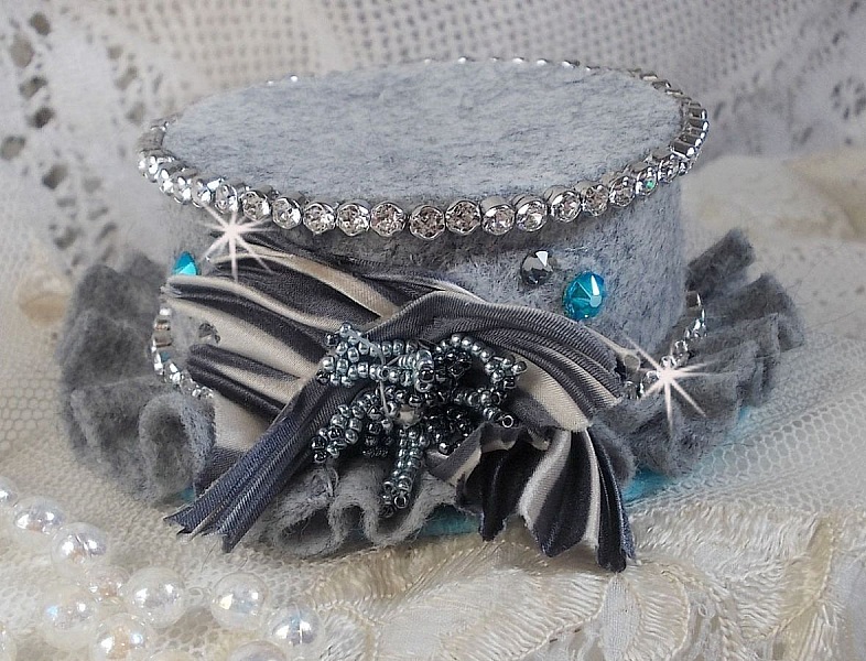 Masque Chatchou tout en Fimo brod&eacute; avec des perles de Swarovski, un ruban de soie et des rocailles