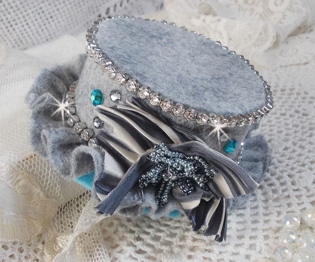 Masque Chatchou tout en Fimo brod&eacute; avec des perles de Swarovski, un ruban de soie et des rocailles
