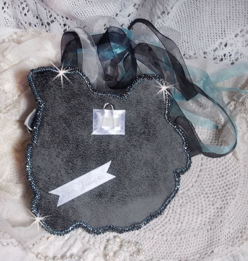 Masque Chatchou tout en Fimo brod&eacute; avec des perles de Swarovski, un ruban de soie et des rocailles