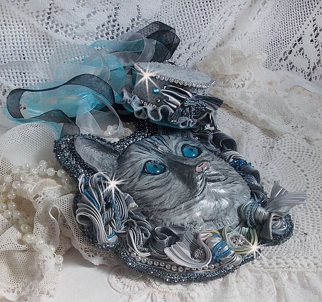 Masque Chatchou tout en Fimo brod&eacute; avec des perles de Swarovski, un ruban de soie et des rocailles