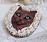 Masque Chat Rocky aux Yeux Verts tout en Fimo brod&eacute; avec un dentelle beige tr&egrave;s fine, des perles rondes nacr&eacute;es en Cristal de Swarovski, de la peinture et des rocailles