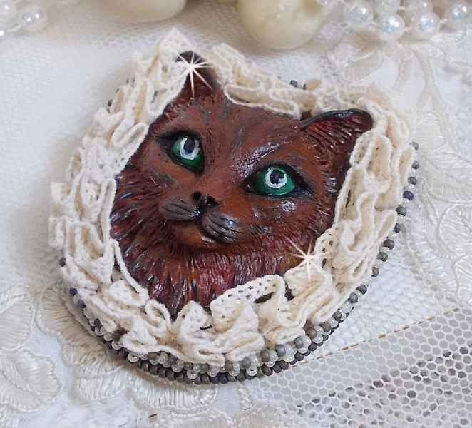 Masque Chat Rocky aux Yeux Verts tout en Fimo brod&eacute; avec un dentelle beige tr&egrave;s fine, des perles rondes nacr&eacute;es en Cristal de Swarovski, de la peinture et des rocailles