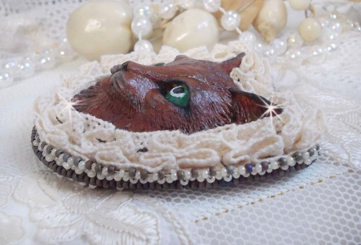 Masque Chat Rocky aux Yeux Verts tout en Fimo brod&eacute; avec un dentelle beige tr&egrave;s fine, des perles rondes nacr&eacute;es en Cristal de Swarovski, de la peinture et des rocailles