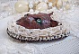 Masque Chat Rocky aux Yeux Verts tout en Fimo brod&eacute; avec un dentelle beige tr&egrave;s fine, des perles rondes nacr&eacute;es en Cristal de Swarovski, de la peinture et des rocailles