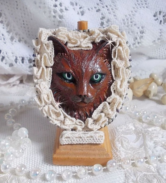 Masque Chat Rocky aux Yeux Verts tout en Fimo brod&eacute; avec un dentelle beige tr&egrave;s fine, des perles rondes nacr&eacute;es en Cristal de Swarovski, de la peinture et des rocailles