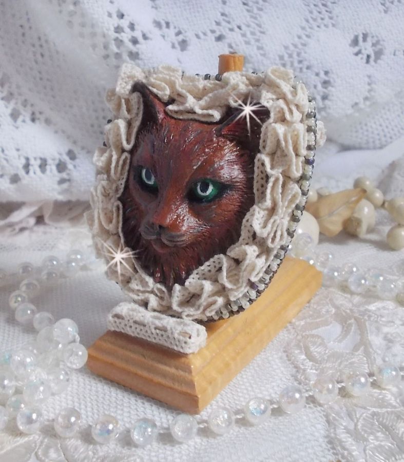 Masque Chat Rocky aux Yeux Verts tout en Fimo brod&eacute; avec un dentelle beige tr&egrave;s fine, des perles rondes nacr&eacute;es en Cristal de Swarovski, de la peinture et des rocailles