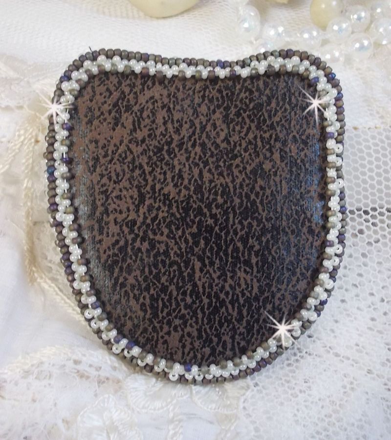 Masque Chat Rocky aux Yeux Verts tout en Fimo brod&eacute; avec un dentelle beige tr&egrave;s fine, des perles rondes nacr&eacute;es en Cristal de Swarovski, de la peinture et des rocailles