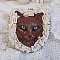 Masque Chat Rocky aux Yeux Verts tout en Fimo brod&eacute; avec un dentelle beige tr&egrave;s fine, des perles rondes nacr&eacute;es en Cristal de Swarovski, de la peinture et des rocailles