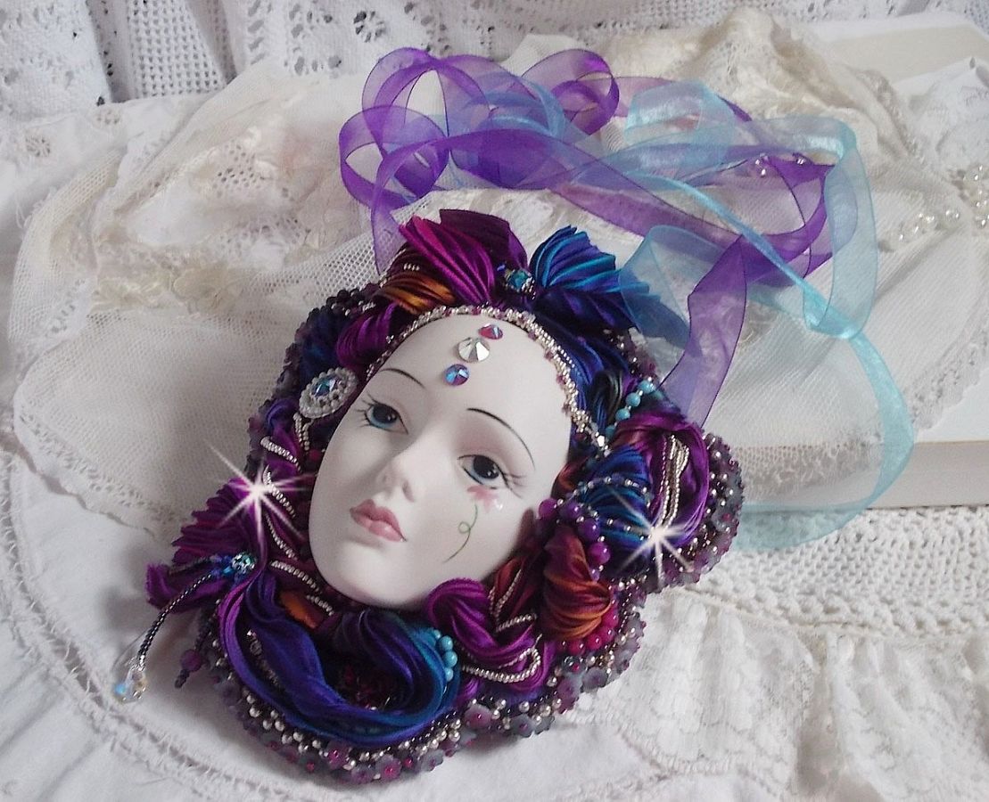 Masque v&eacute;nitien L a R&ecirc;veuse de Venise brod&eacute; avec un ruban de Shibori tr&egrave;s riche en couleurs des cristaux de Swarovski et des perles
