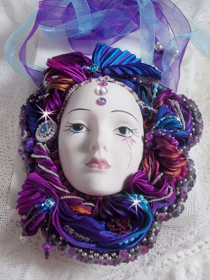Masque v&eacute;nitien L a R&ecirc;veuse de Venise brod&eacute; avec un ruban de Shibori tr&egrave;s riche en couleurs des cristaux de Swarovski et des perles