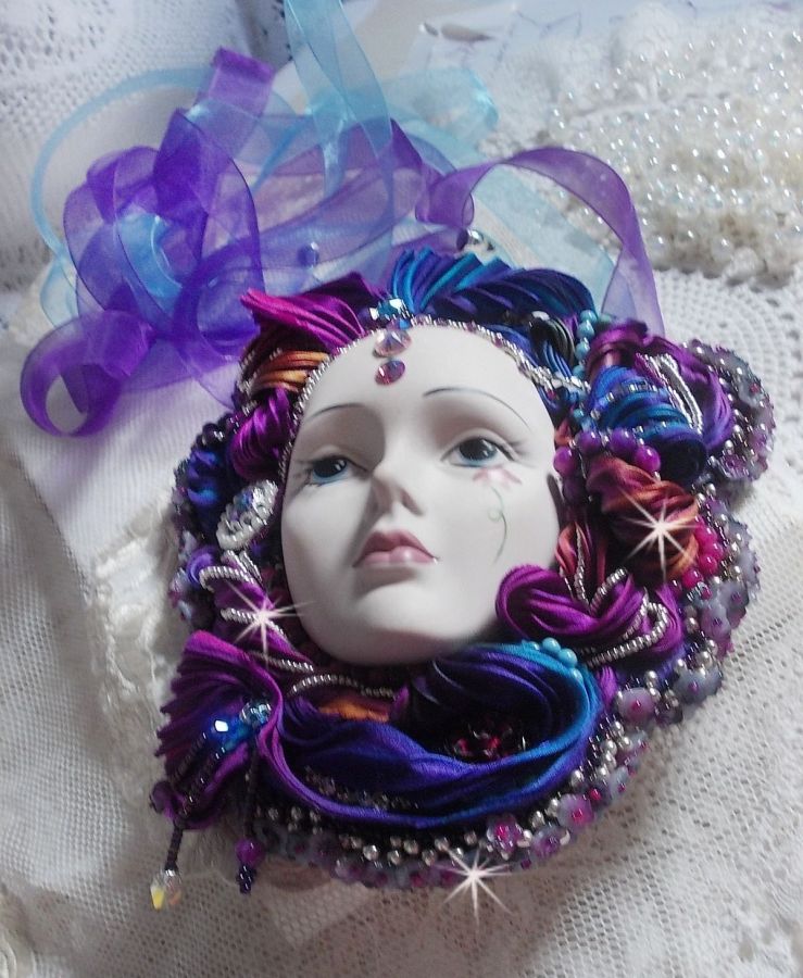 Masque v&eacute;nitien L a R&ecirc;veuse de Venise brod&eacute; avec un ruban de Shibori tr&egrave;s riche en couleurs des cristaux de Swarovski et des perles
