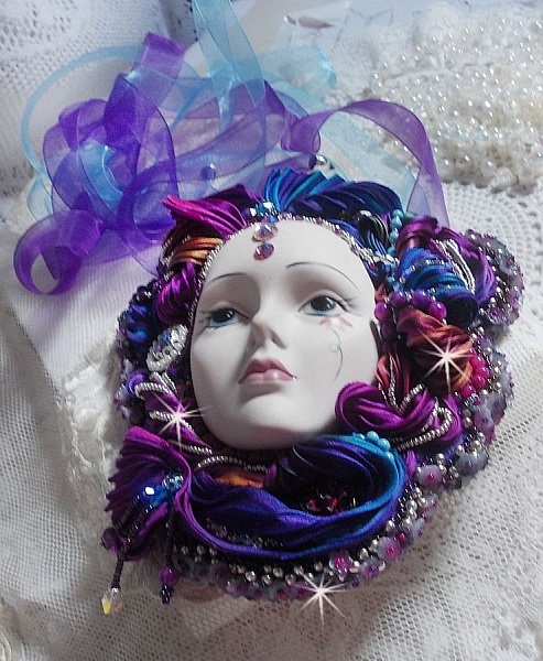 Masque v&eacute;nitien L a R&ecirc;veuse de Venise brod&eacute; avec un ruban de Shibori tr&egrave;s riche en couleurs des cristaux de Swarovski et des perles
