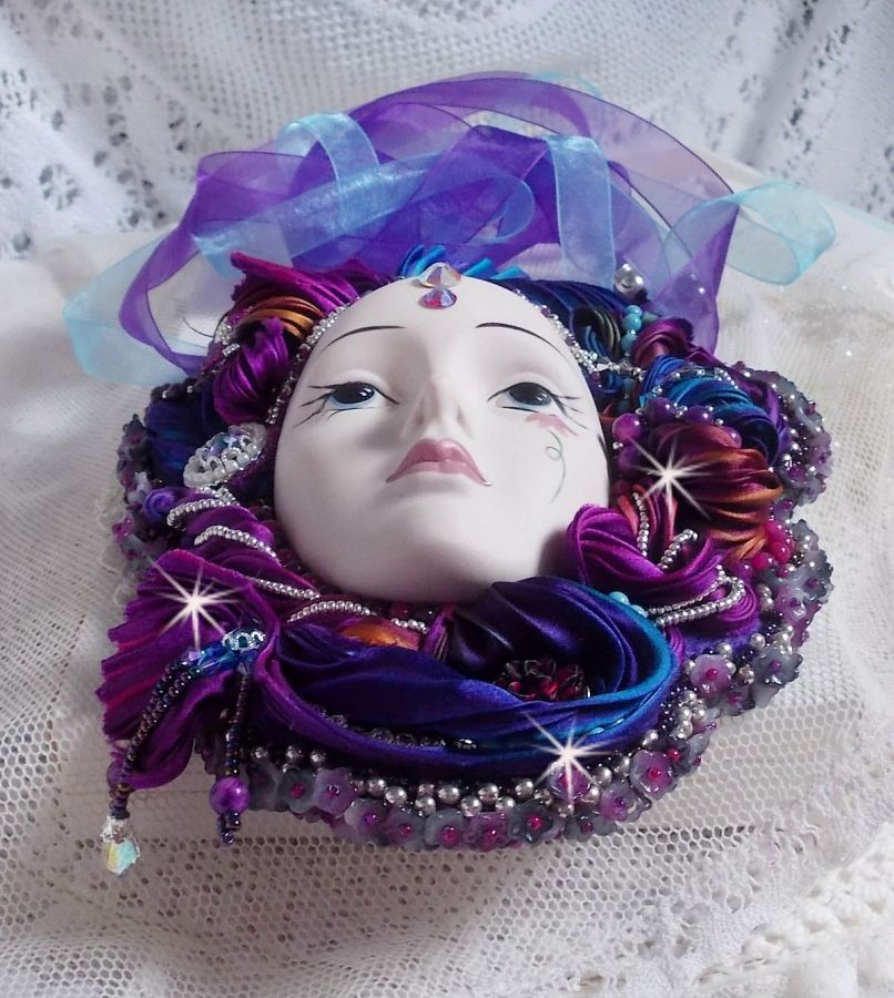 Masque v&eacute;nitien L a R&ecirc;veuse de Venise brod&eacute; avec un ruban de Shibori tr&egrave;s riche en couleurs des cristaux de Swarovski et des perles