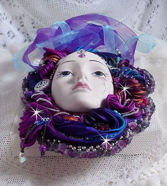 Masque v&eacute;nitien L a R&ecirc;veuse de Venise brod&eacute; avec un ruban de Shibori tr&egrave;s riche en couleurs des cristaux de Swarovski et des perles