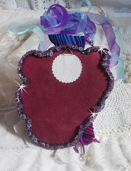 Masque v&eacute;nitien L a R&ecirc;veuse de Venise brod&eacute; avec un ruban de Shibori tr&egrave;s riche en couleurs des cristaux de Swarovski et des perles