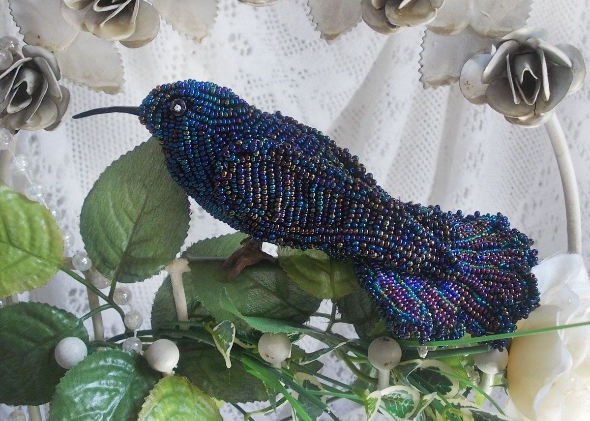 Oiseau Mon Colibri est cr&eacute;e enti&egrave;rement en perles de rocailles, porcelaine et tissu
