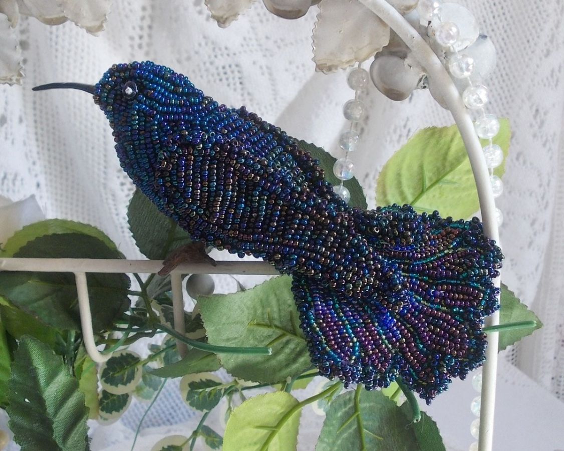 Oiseau Mon Colibri est cr&eacute;e enti&egrave;rement en perles de rocailles, porcelaine et tissu