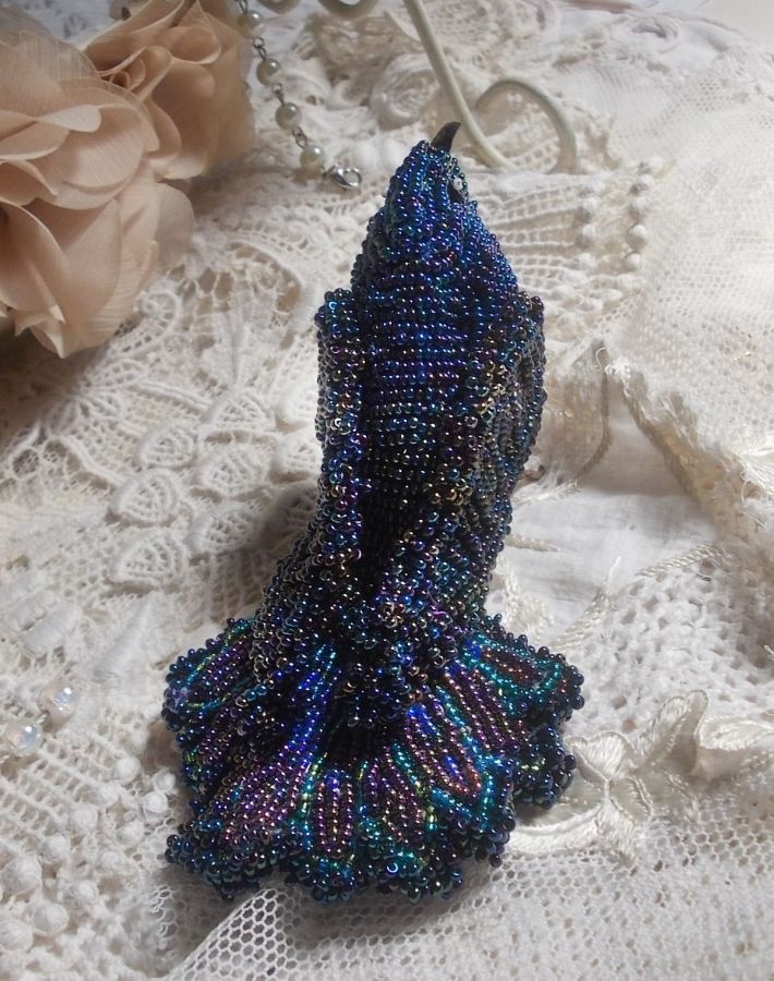 Oiseau Mon Colibri est cr&eacute;e enti&egrave;rement en perles de rocailles, porcelaine et tissu