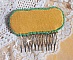 Peigne &agrave; cheveux Lune V&eacute;nitienne brod&eacute;e avec un ruban de soie orange, vert et jaune, cristaux, : toupies et chatons. S&rsquo;ajoute &agrave; l&rsquo;ensemble perles magiques, cabochons verre Cristal sur broche en Laiton