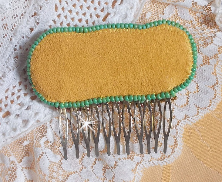 Peigne &agrave; cheveux Lune V&eacute;nitienne brod&eacute;e avec un ruban de soie orange, vert et jaune, cristaux, : toupies et chatons. S&rsquo;ajoute &agrave; l&rsquo;ensemble perles magiques, cabochons verre Cristal sur broche en Laiton