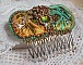 Peigne &agrave; cheveux Lune V&eacute;nitienne brod&eacute;e avec un ruban de soie orange, vert et jaune, cristaux, : toupies et chatons. S&rsquo;ajoute &agrave; l&rsquo;ensemble perles magiques, cabochons verre Cristal sur broche en Laiton