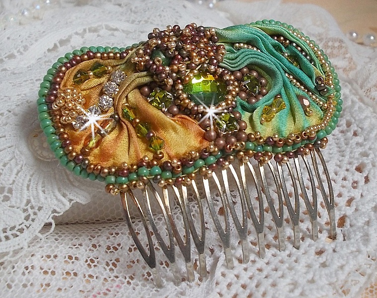 Peigne &agrave; cheveux Lune V&eacute;nitienne brod&eacute;e avec un ruban de soie orange, vert et jaune, cristaux, : toupies et chatons. S&rsquo;ajoute &agrave; l&rsquo;ensemble perles magiques, cabochons verre Cristal sur broche en Laiton